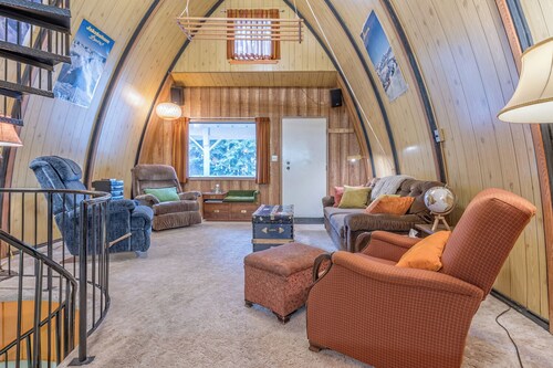 A-Frame Cabin nestled in the trees - laundry, pet-friendly, close to village