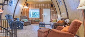 A-Frame Cabin nestled in the trees - laundry, pet-friendly, close to village