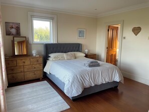 3 chambres, fer et planche à repasser, Wi-Fi, draps fournis