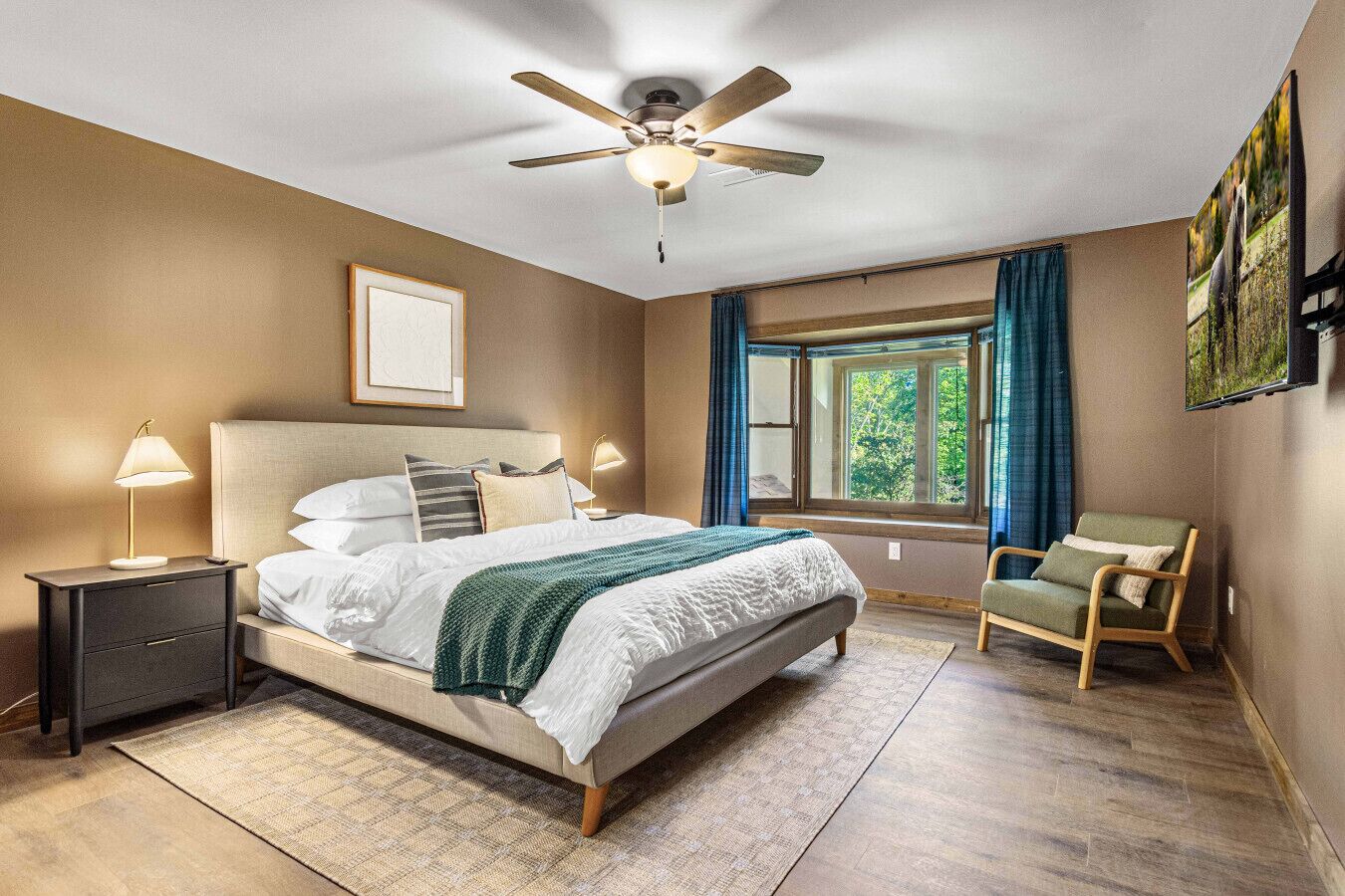5 bedrooms, desk, iron/ironing board, free WiFi