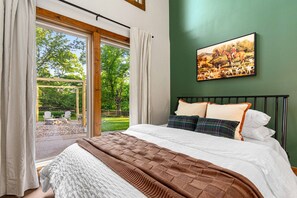 5 bedrooms, desk, iron/ironing board, free WiFi - Luxe Bourbon Trl~Game Rm~Golf Sim~Hot Tub~Fire Pit (Versailles)