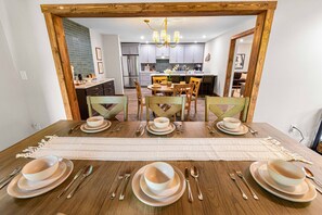 Dining - Luxe Bourbon Trl~Game Rm~Golf Sim~Hot Tub~Fire Pit (Versailles)