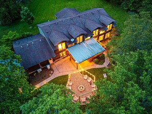 Exterior - Luxe Bourbon Trl~Game Rm~Golf Sim~Hot Tub~Fire Pit (Versailles)