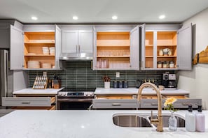 Wasserkocher mit Kaffee-/Teezubehör, Kühlschrank, Mikrowelle, Ofen