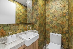 Serviettes fournies, savon, papier toilette