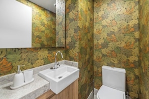 Serviettes fournies, savon, papier toilette