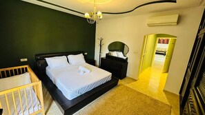 3 bedrooms, desk, iron/ironing board, travel crib