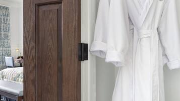 Una puerta de madera con una bata blanca colgada en un perchero.
