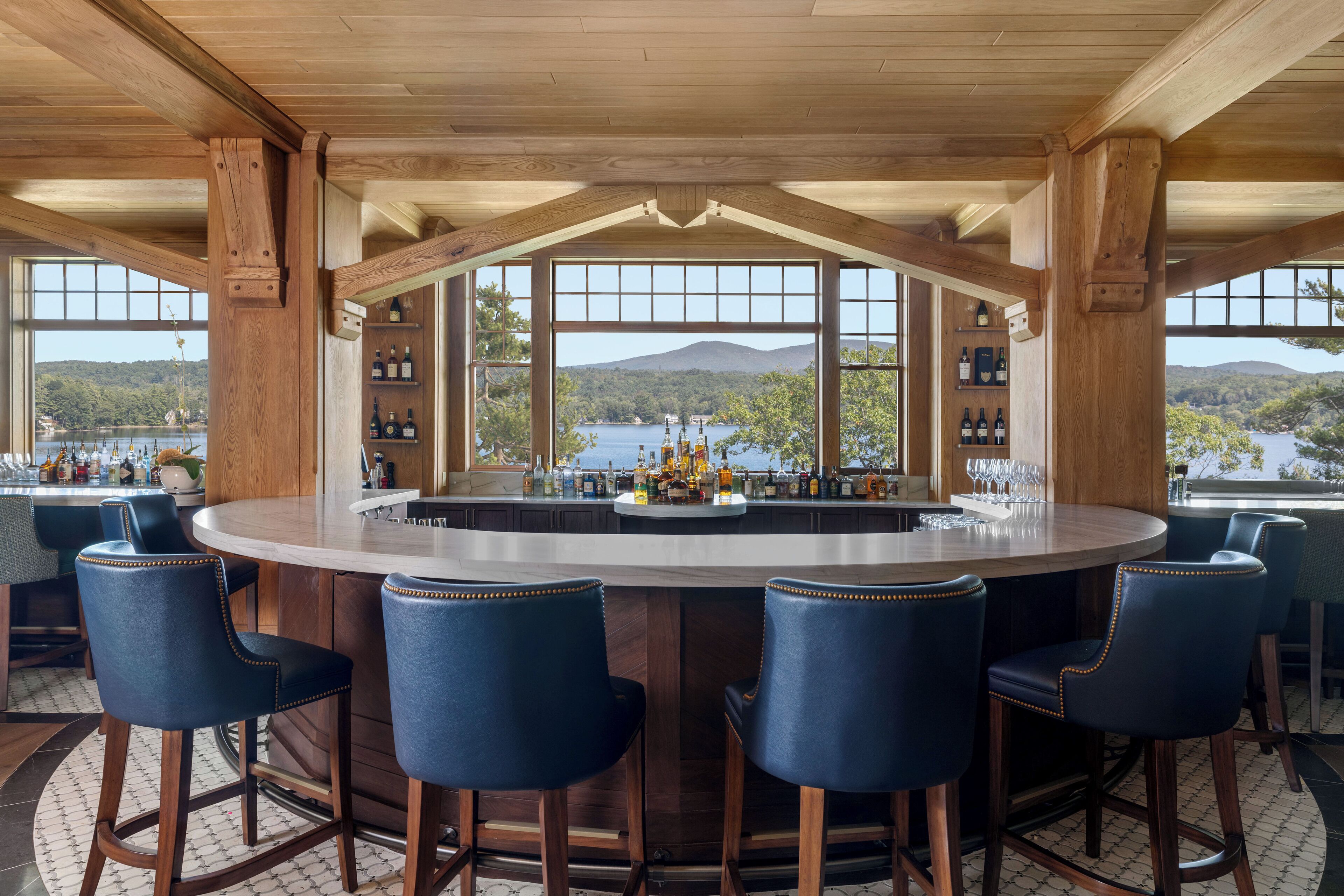 2 bars/lounges, cocktail bar, wine bar