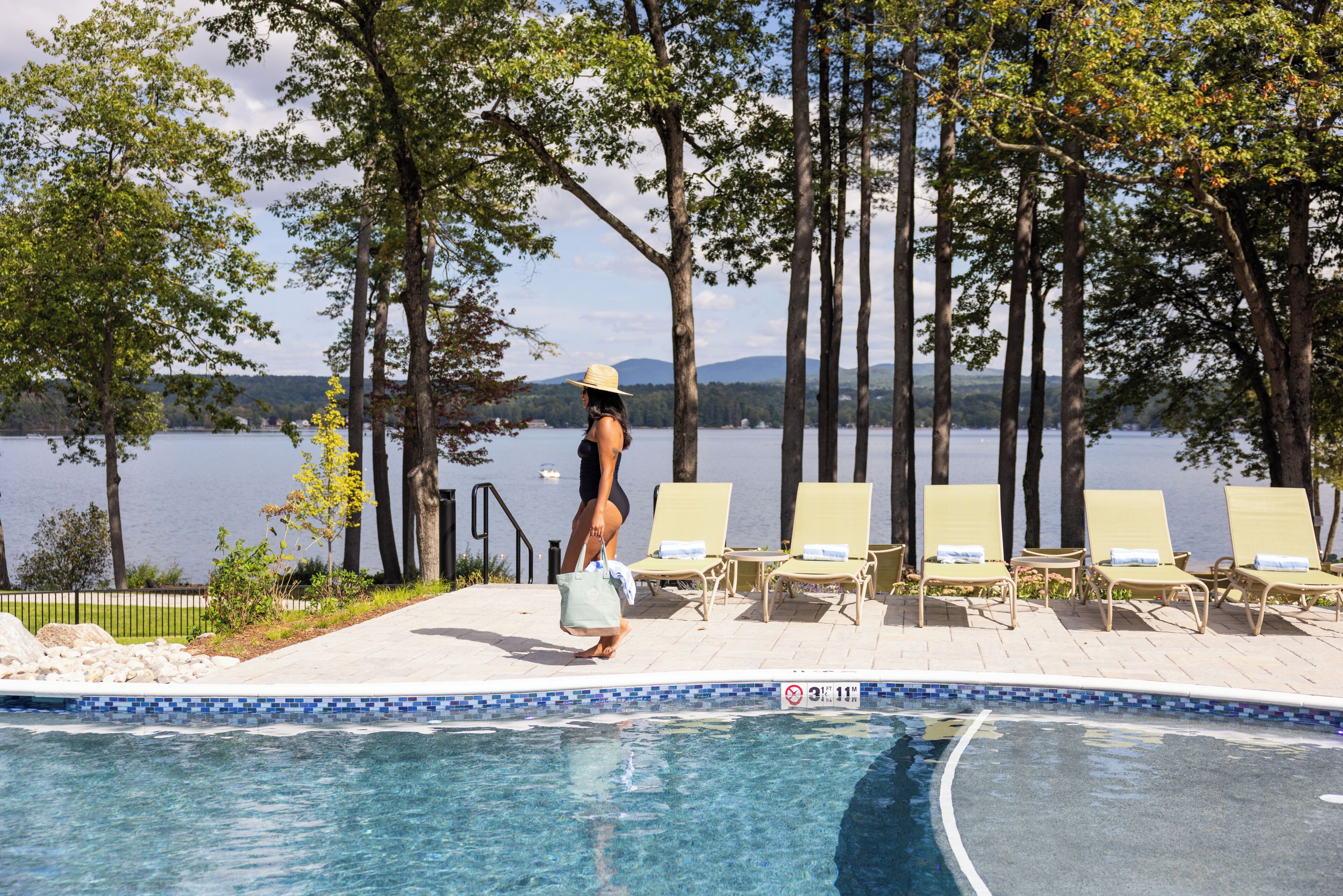 Una piscina al aire libre de temporada