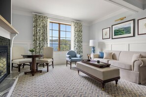 Premium bedding, pillowtop beds, free minibar, in-room safe - The Lake Estate on Winnisquam (Tilton)