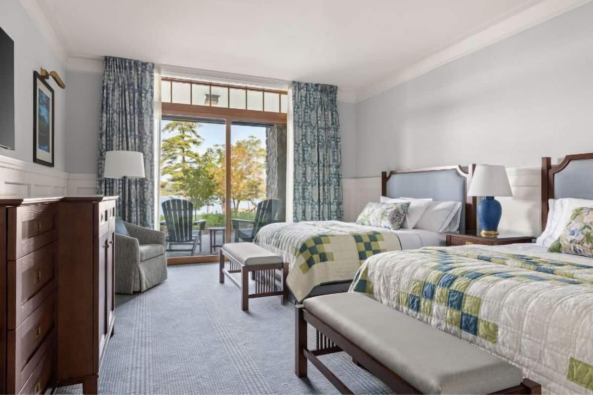 Deluxe-huone, 2 keskisuurta parisänkyä, patio, järvinäköala | Ylelliset vuodevaatteet, pillowtop-patjalliset sängyt