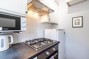 Frigorífico, microondas, horno y cafetera o tetera