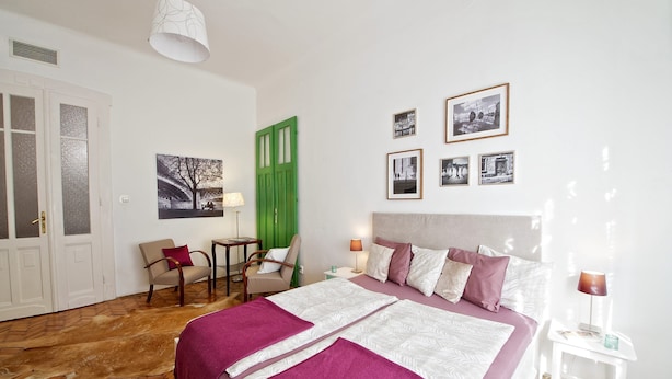 2 habitaciones, tabla de planchar con plancha, wifi y ropa de cama 