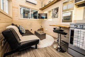 Smart TV - 35 ‘ Tiny House RV pet friendly (Halfmoon Bay)