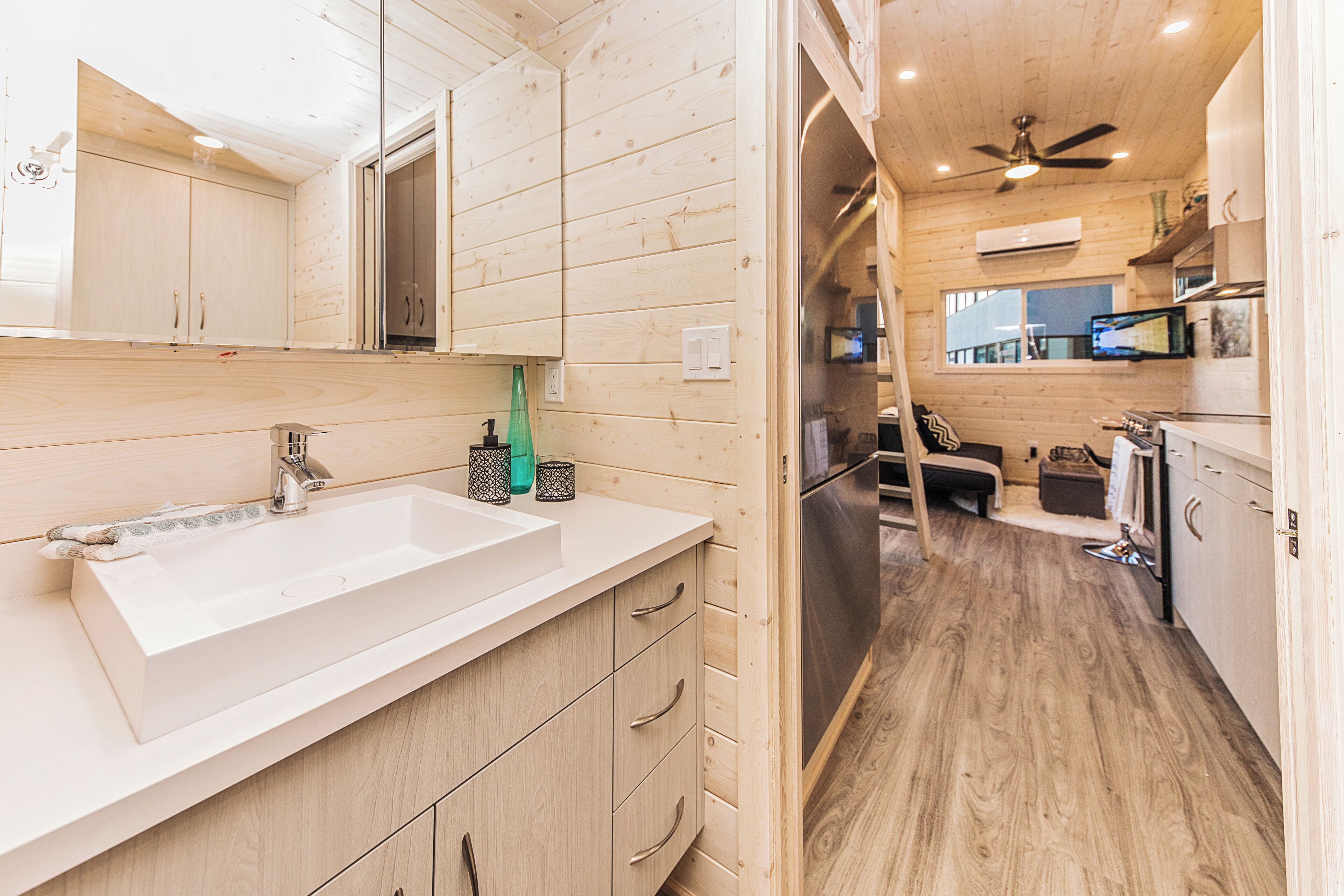 吹风机、毛巾、肥皂、卫生纸