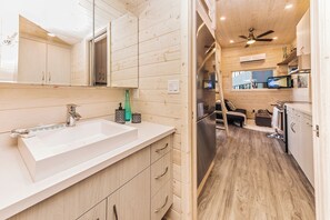 Hair dryer, towels, soap, toilet paper - 35 ‘ Tiny House RV pet friendly (Halfmoon Bay)