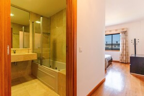 Secadora de cabello, toallas, papel de baño 