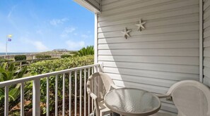 Condo, 1 cama King size y sofá cama (Beachside Villas 613) | Restaurante al aire libre