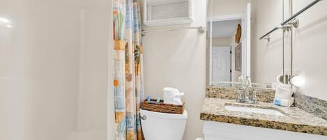 Condo, 1 cama King e sofá-cama (Beachside Villas 613) | Banheiro