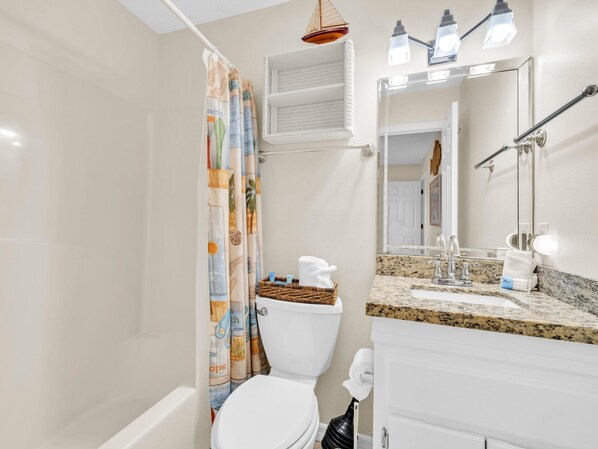 Condo, 1 cama King size y sofá cama (Beachside Villas 613) | Baño | Amenidades de baño gratuitas 