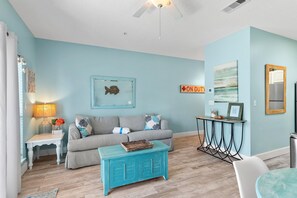 コンドミニアム キングベッド 1 台ソファーベッド付き (Caribbean Dunes 105) | リビング エリア