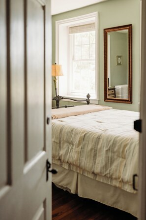 Individually decorated, iron/ironing board, free WiFi - Harmony Forge Inn (Milesburg)