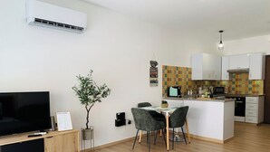 A modern apartment with a living area, dining space, and kitchen. - Year-Round Sun! COZY 1BR Studio,Long Stays,Remote Workers,Parking, Paphos center (Paphos)