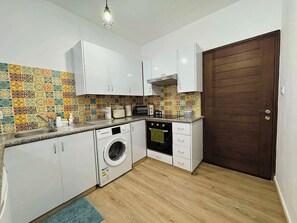 Micro-ondes, four, plaque de cuisson, lave-vaisselle