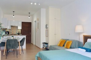 1 bedroom, iron/ironing board, travel cot, WiFi - Year-Round Sun! COZY 1BR Studio,Long Stays,Remote Workers,Parking, Paphos center (Paphos)