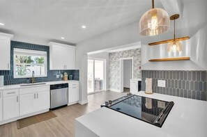 Micro-ondes, four, plaque de cuisson, lave-vaisselle