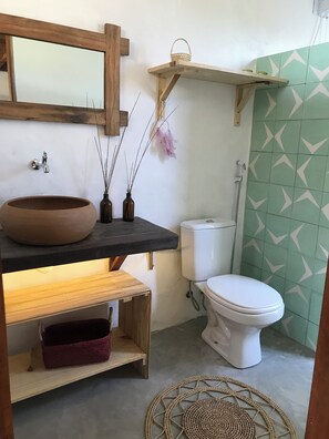 Douche, serviettes fournies, papier de toilette