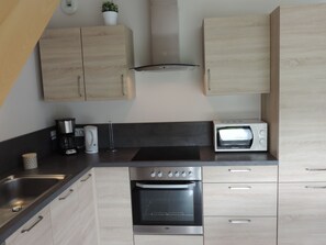 Frigorifero, microonde, forno, piano cottura