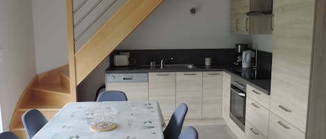 Réfrigérateur, micro-ondes, four, plaque de cuisson