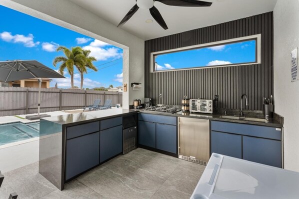 Utendørsbasseng og et oppvarmet basseng