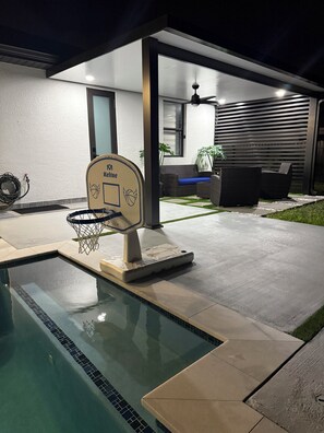 Utomhuspool och uppvärmd pool