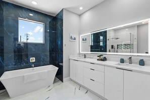 Ducha, secador de pelo, toallas, jabón
