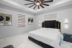 4 bedrooms, iron/ironing board, free WiFi, bed sheets - Sunshine Paradise in Cape Coral Heated Pool (Cape Coral)