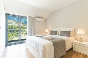 2 dormitorios, tabla de planchar con plancha, cuna de viaje