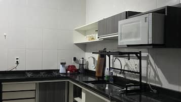 雪櫃、微波爐、焗爐、爐具