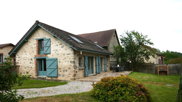 A stone house with a tiled roof, a gravel pathway, and a small garden with bushes. - Country house at the gateway to the Limousin-Périgord nature park. (Rilhac-Lastours)