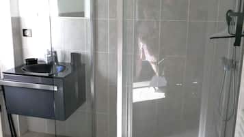 Doccia, asciugacapelli, asciugamani, sapone