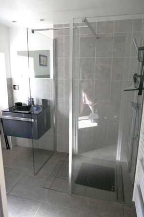 Dusj, hårføner, håndklær og såpe