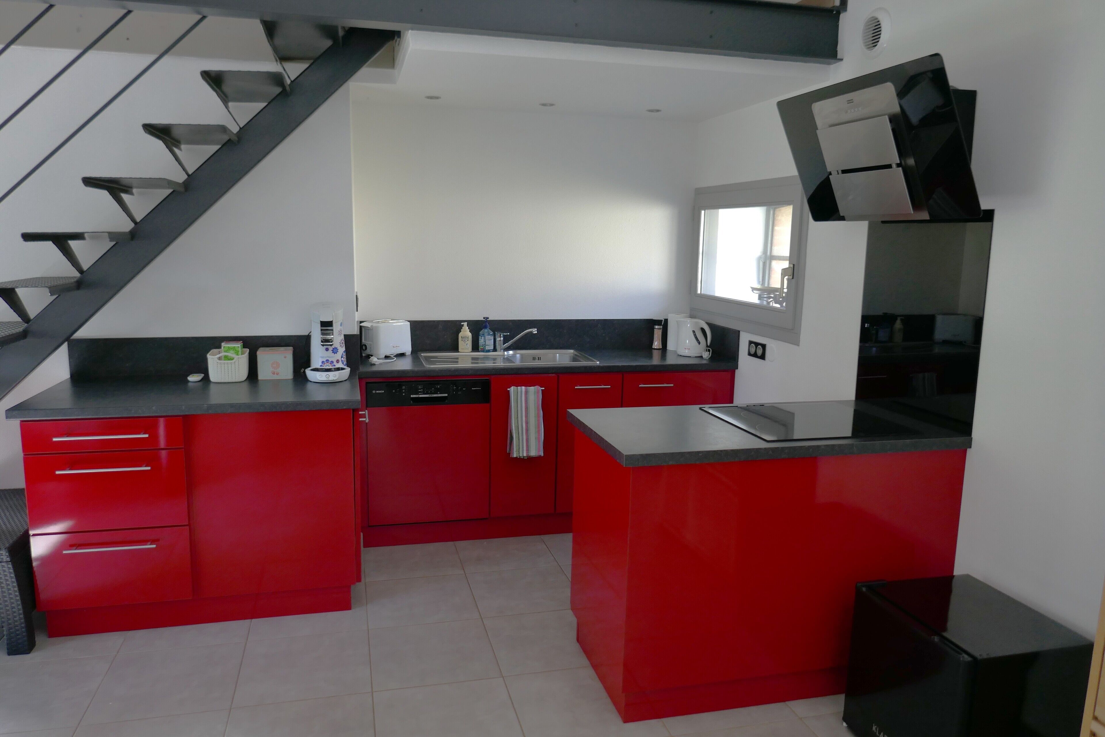 Fridge, oven, stovetop, dishwasher