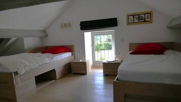 2 slaapkamers, een bureau, een strijkplank/strijkijzer, reisbedje