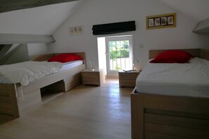 2 habitaciones, escritorio y tabla de planchar con plancha 