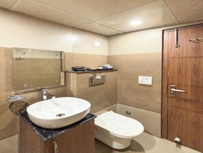 Estudio, vista a la ciudad | Baño | Regadera, amenidades de baño gratuitas, pantuflas, jabón 