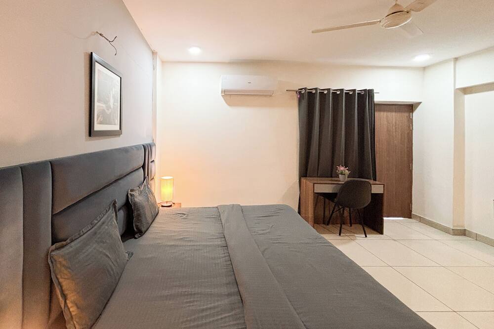 Housr Sector 28 Golf Course Road Next To Phase 1 Metro Station