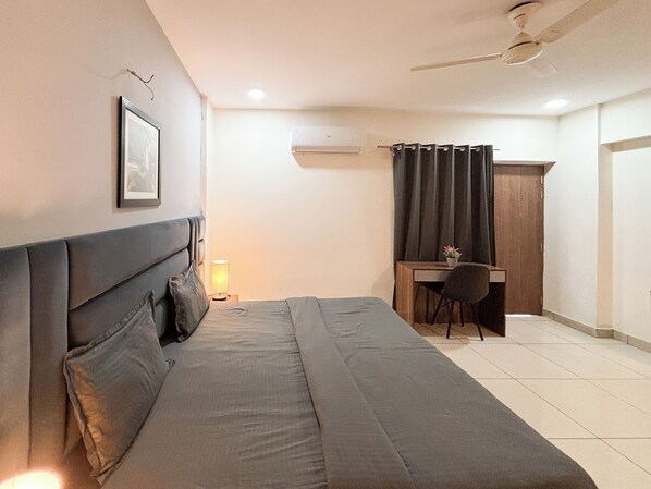 Studio, City View | In-room safe, desk, laptop workspace, blackout drapes - Housr Sector 28 Golf Course Road Next To Phase 1 Metro Station (Gurugram)