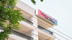 Un edificio de varios pisos con un letrero que dice "House Hotels".